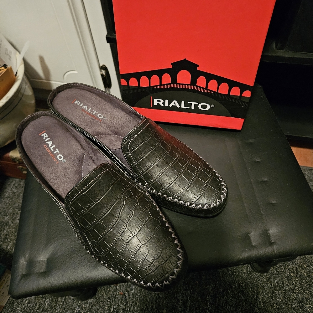 Grey Alligator look pumps